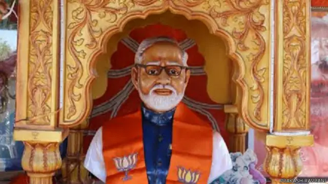 नरेंद्र मोदी, मूर्ति