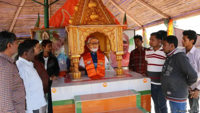 प्रधानमन्त्री नरेन्द्र मोदीको असहमतिका कारण उनको मूर्ती सहितको मन्दिर संचालनमा ल्याउने योजना रोकिएको छ। 