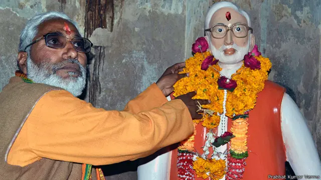 उत्तरी भारतको काउसम्बीमा भगवान शिवसँगै मोदीको मूर्ती राखेर पुजा गरिँदै आएको छ। 