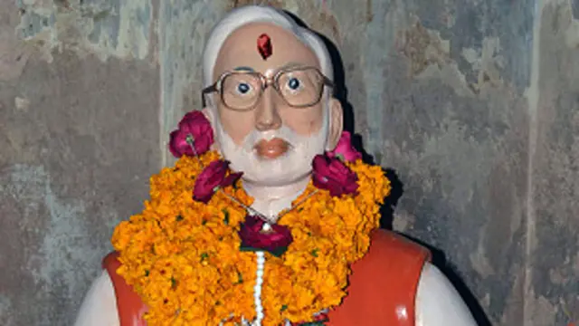 कौशांबी के एक गांव में बने मंदिर में लगी नरेंद्र  मोदी की प्रतिमा