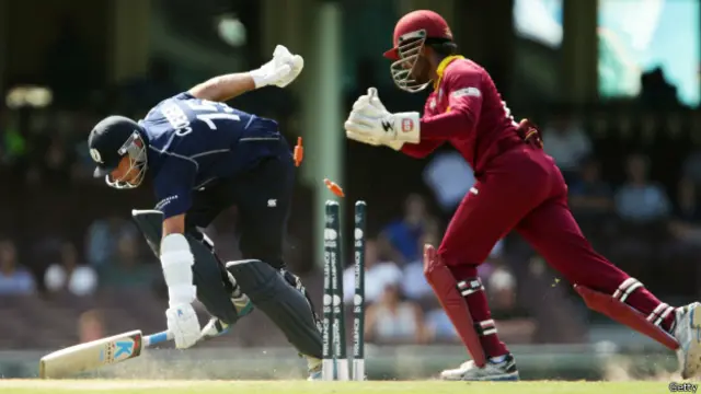 سکاٹ لینڈ کے ڈک کر ویسٹ انڈیز کا مقابلہ کیا لیکن ناتجربہ کاری کی وجہ سے آخری اوور میں مطلوبہ رنز نہ بنا سکی