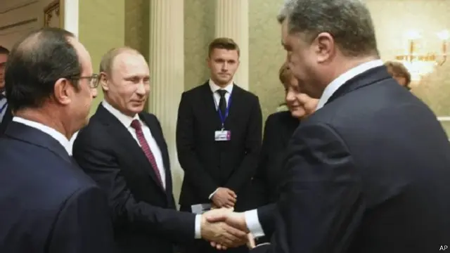 بدا الفتور على بوروشينكو عندما صافح الرئيس الروسي.