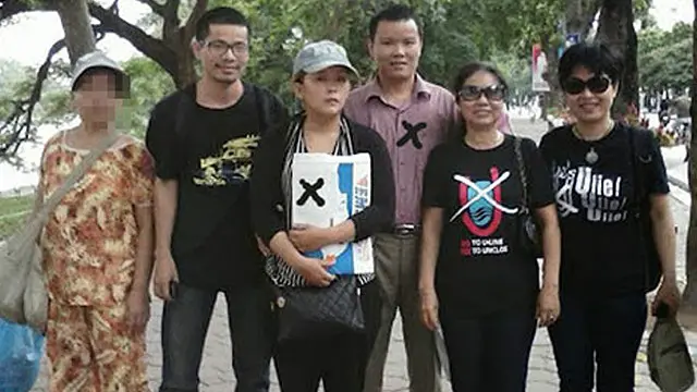 Bà Lê Thị Phương Anh (giữa) cùng chồng đã giúp đỡ nhiều người dân khiếu kiện đất đai