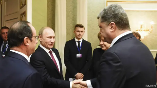 پوروشنکو (راست) پیشتر پیشنهاد پوتین برای توقف عملیات نظامی جدایی‌طلبان را قابل قبول نداسته بود