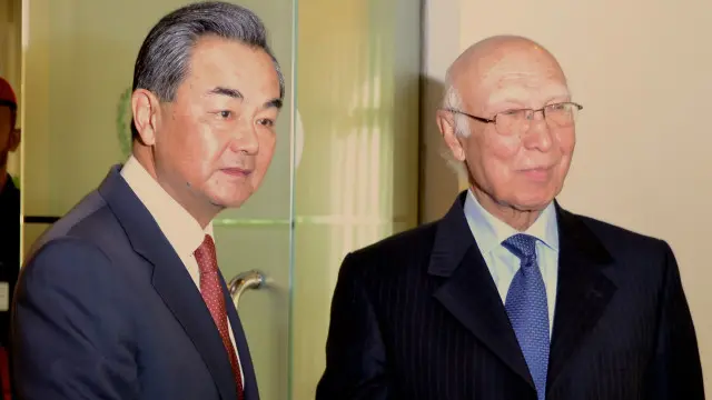 وانگ ژی نے پاکستانی وزیر اعظم کے مشیر برائے خارجہ امور سرتاج عزیز کے ساتھ مشترکہ پریس کانفرنس کی