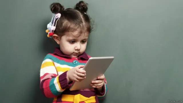 Niña con tableta