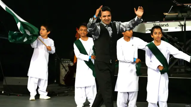  آئی سی سی کرکٹ ورلڈ کپ کی افتتاحی تقریب میں پاکستانی فنکاروں نے مشہور نغمہ ’ہے جذبہ جنون تو ہمت نہ ہار‘ پیش کیا۔