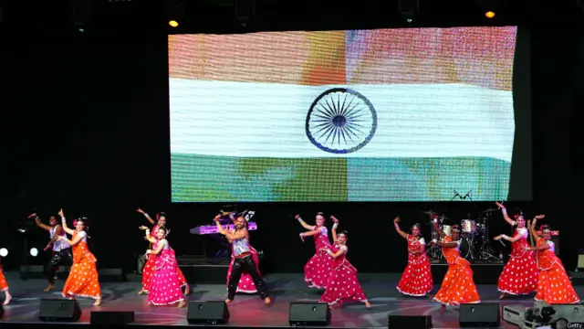 بالی وڈ کا جھوم گروپ سٹیج پر اپنے فن کا مظاہرہ کر رہا ہے۔