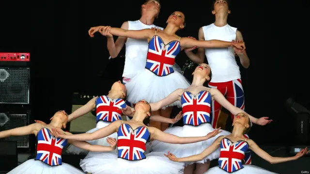  برطانیہ کے ’ڈانس سکول آف ڈسٹنکشن‘ کے ارکان آئی سی سی ورلڈ کپ کی افتتاحی تقریب میں پرفارمنس دیتے ہوئے۔
