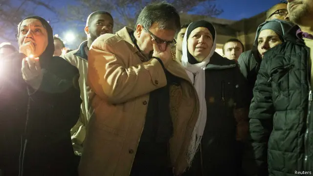 أسرة شادي بركات شاركوا في الوقفة الاحتجاجية على أضواء الشموع وقد غلبتهم الدموع.