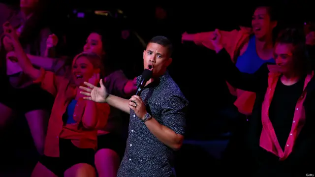 نیتھینیئل گروپ افتتاحی تقریب کے دوران فن کا مظاہرہ کر رہا ہے۔