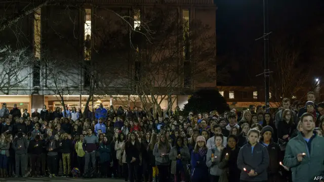 الطلاب في جامعة تشابيل هيل في نورث كارولينا خلال وقفتهم الاحتجاجية.