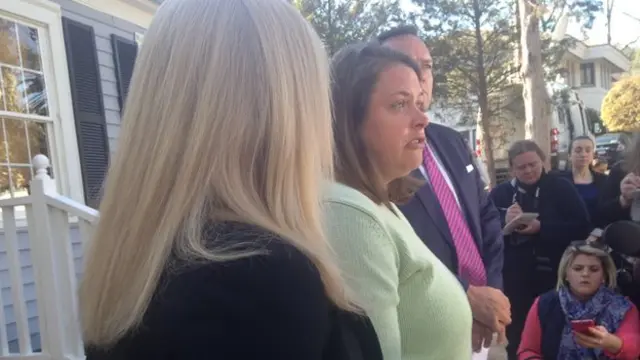 Karen Hicks gazetecilerin sorularını yanıtlıyor