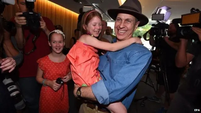 الجزیرہ چینل سے تعلق رکھنے والے تیسرے صحافی پیٹر گریسٹا کو گذشتہ ہفتے رہا کر دیا تھا