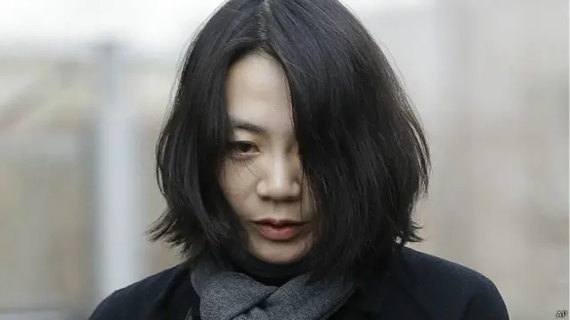 Cho, yang juga dikenal dengan nama Cho Hyun-ah, Cho meledak marah dalam pesawat Korean Air di New York ketika dia disuguhi kacang macadamia dalam bungkusan, bukan di mangkuk.