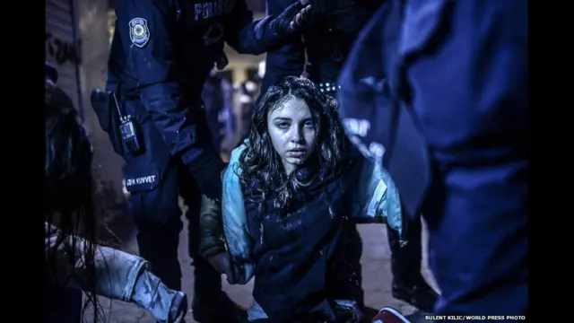 Раненая девушка в Стамбуле