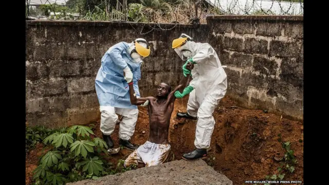 Работники медицинского цента в Сьерра-Леоне