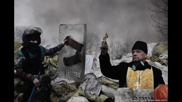 Священник на Майдане в Киеве