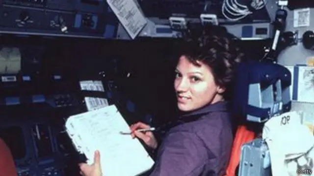 في الثالث فبراير/شباط عام 1995، أصبحت إيلين كولينز أول امرأة تقود سفينة فضاء