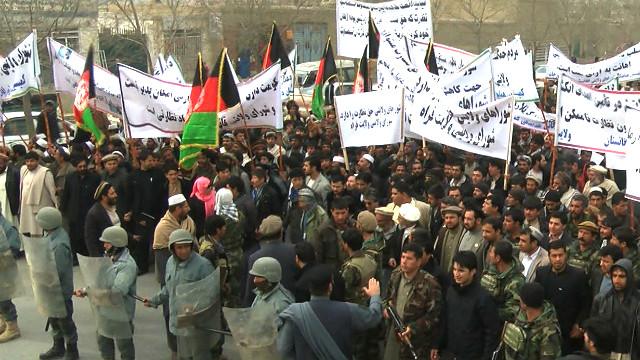 ماه گذشته، صدها تن از اعضای شوراهای ولایتی افغانستان با راهپیمایی در کابل به حذف نقش نظارتی این شوراها اعتراض کردند