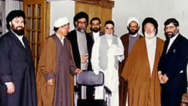 از میان مسئولان ارشد قوا و منصوبان آیت الله خمینی در نهادهای کلیدی در ۱۳۶۷، جز شخص آیت الله خامنه ای، فرد دیگری جزو "خواص بابصیرت" تلقی نمی شود