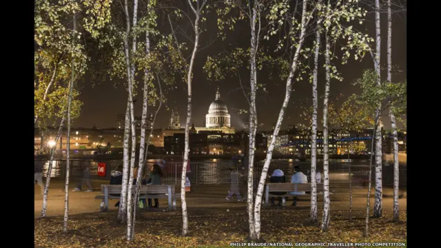 لندن میں ساؤتھ بینک میں مشہور سینٹ پال کیتیڈرل