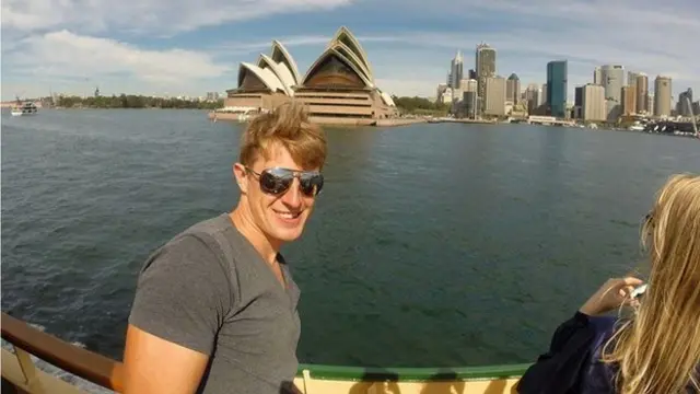 سڈنی کے آپرا ہاؤس کے باہر کرس کی تصویر