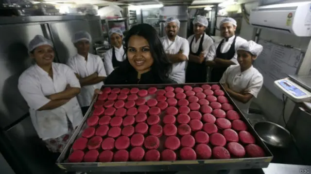 28-летная Дингра владеет тремя успешными лавками по продаже французской сладости в Мумбае