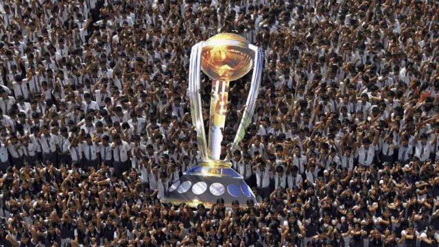 د کرېکټ زرګونه مینه وال د نیوزیلنډ په هګلي پارک کې راټول شوي و چې په استرالیا او نیوزیلنډ کې د دغو لوبو اتلولۍ د پرانیستنې مراسم وګوري.