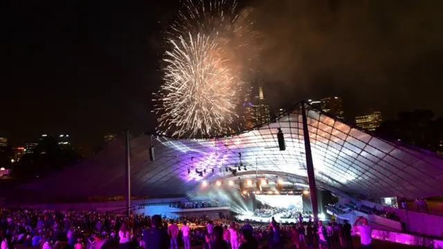 د کرېکټ د نړیوالې شورا مشر ډېوېډ رېچرډسن د کریکټ نړیوال جام پورته کړ او ویي ویل دا د کرېکې د نړیوالې شورا ارزښتونه، عزت او ویاړ دی.