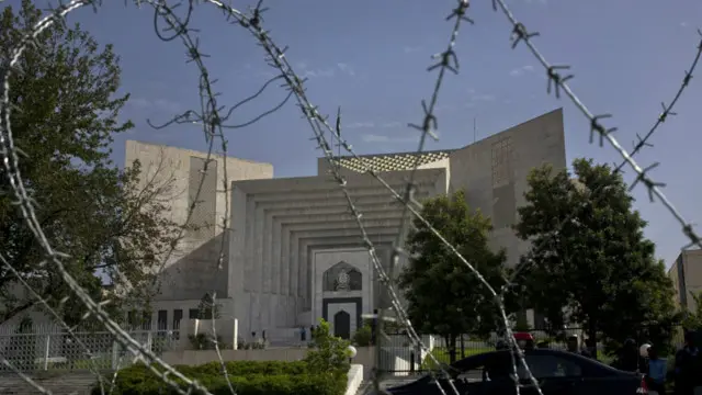 فیصلے کے حق میں چار ججوں نے رائے دی جبکہ بینچ کے رکن جسٹس فائز عیسیٰ نے اختلافی نوٹ تحریر کیا