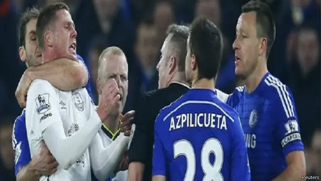 لم يعاقب حكم المباراة مدافع تشيلسي برانيسلاف إيفانوفيتش بعد اشتباكه بجيمس مكارثي.