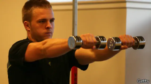 Los tipos de ejercicios no varían mucho entre los brazos resistentes o los voluminosos, lo que cambia es la carga de peso y las repeticiones.