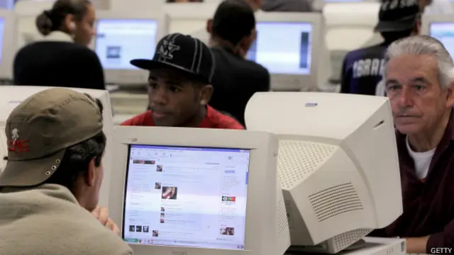 Se puede ver qué procesos se están ejecutando a tiempo real, también detenerlos.