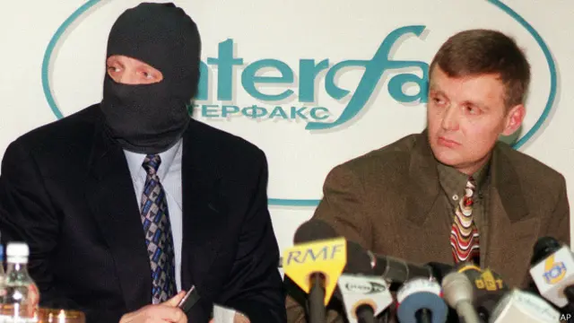 Литвиненко и агент ФСБ в маске