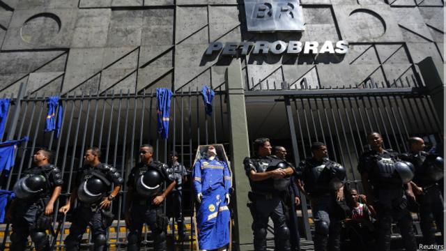 Caixão simbólico em protesto dos funcionários da Comperj diante da Petrobras (Reuters)