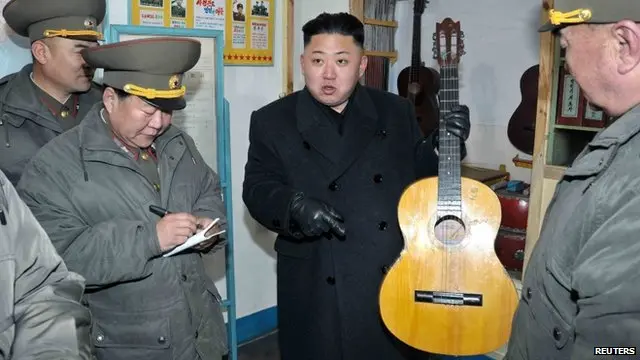 有些口号是要对金日成、金正日及金正恩三代朝鲜领导人个人崇拜和效忠