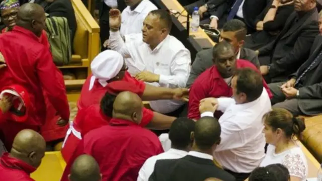 صدر کی تقریر کے دوران حزب مخالف اكانومك فریڈم فائٹرز پارٹی کے ارکان نے بارہا انھیں ٹوکا