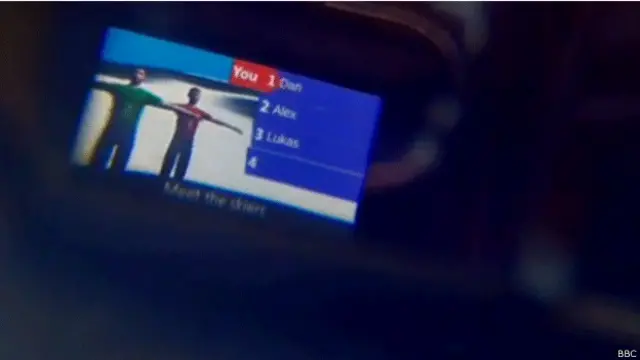 La posición de nuestro reportero era transmitida a un pequeño dispositivo en las gafas de su rival.