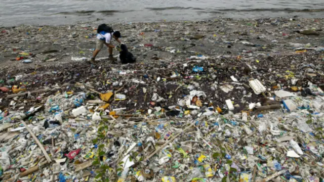 Solusi meredam peredaran sampah plastik ialah menghentikan pemakaian barang plastik sekali pakai.