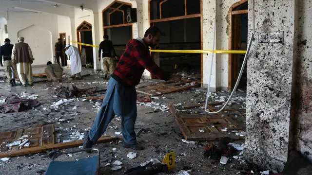 ایک حملہ آور نے خود کو مسجد کی گیلری میں دھماکے سے اڑایا