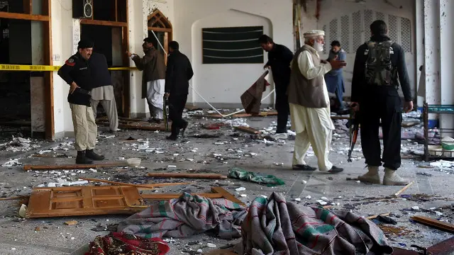 مسجد میں ابھی تک صفائی نہیں کی گئی ہے اور پولیس اور فورینزک اہلکار کام میں مصروف ہیں جبکہ جا بجا صفیں، دریاں اور شیشے بکھرے ہوئے ہیں