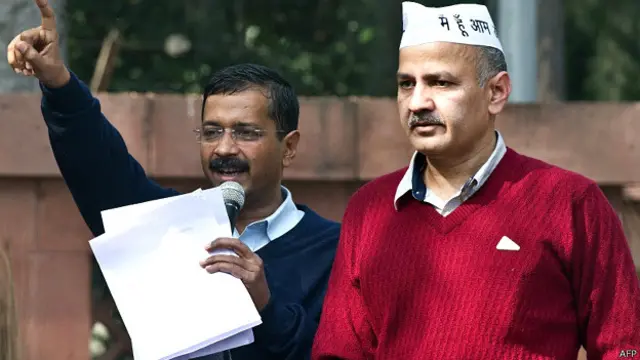 کیجریوال کے علاوہ منیش سسودیا(دائیں) سمیت ان کی کابینہ کے ارکان نے بھی حلف اٹھایا