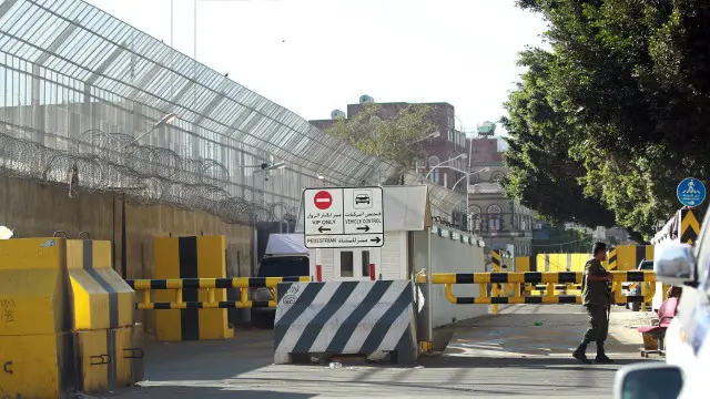 شماری از کشورهای غربی و عرب، سفارتخانه‌های خود را در صنعا تعطیل کرده‌اند