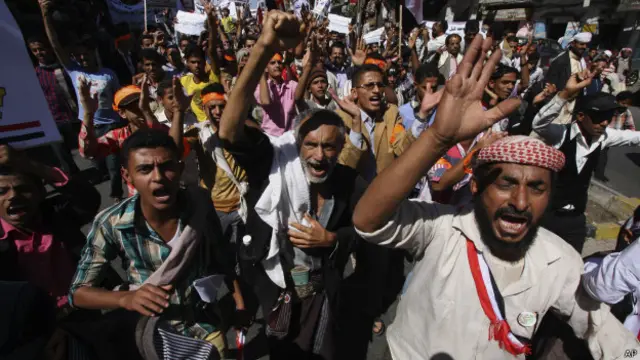 تظاهر مئات من اليمنيين احتجاجا على استيلاء الحوثيين على صنعاء