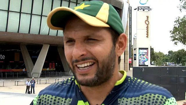 اپنے کریئر میں آفریدی کھیل کے میدان سے زیادہ باہر زیادہ مصروف نظر آئے