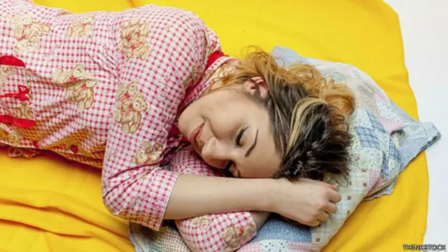 17ویں صدی سے قبل لوگ ایک ساتھ سات آٹھ گھنٹے کی نیند نہیں لیتے جبکہ وہ کم از کم دو بار سویا کرتے تھے