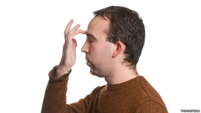 Una persona con dolor de cabeza