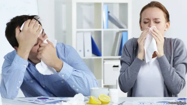 Dos personas con resfriado