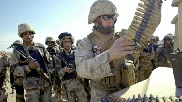 يذكر ان نحو 320 من عناصر مشاة البحرية الأمريكية يقومون بتدريب أفراد الفرقة العراقية السابعة في القاعدة